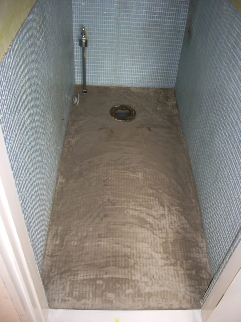 画像：床　下地調整材＋ダイアシーラープラス洗い水にて⇒下地処理　壁　ダイアシーラープラス塗布