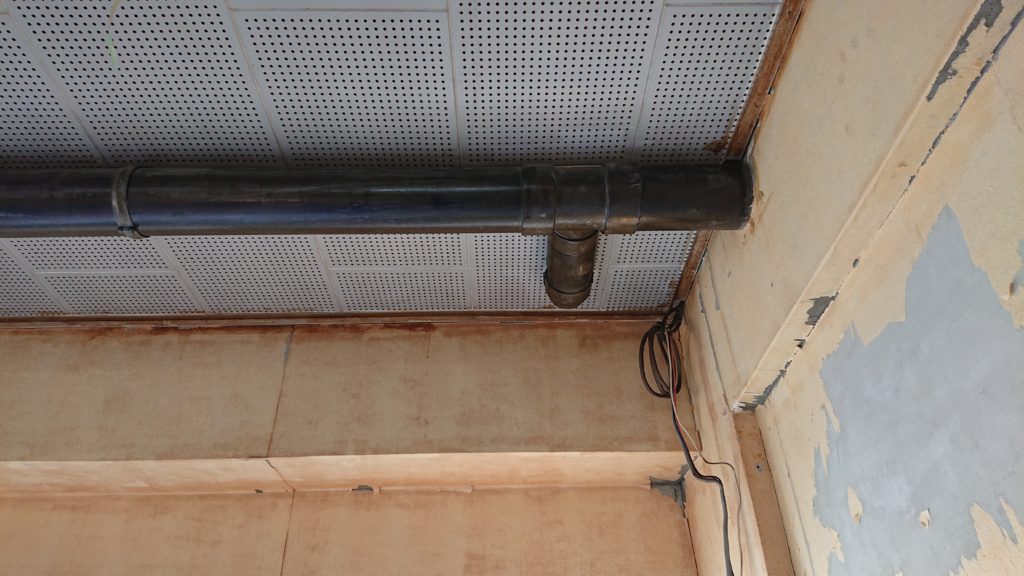 画像：天井ジプトーン及び排水管　ダイアシーラープラス塗布