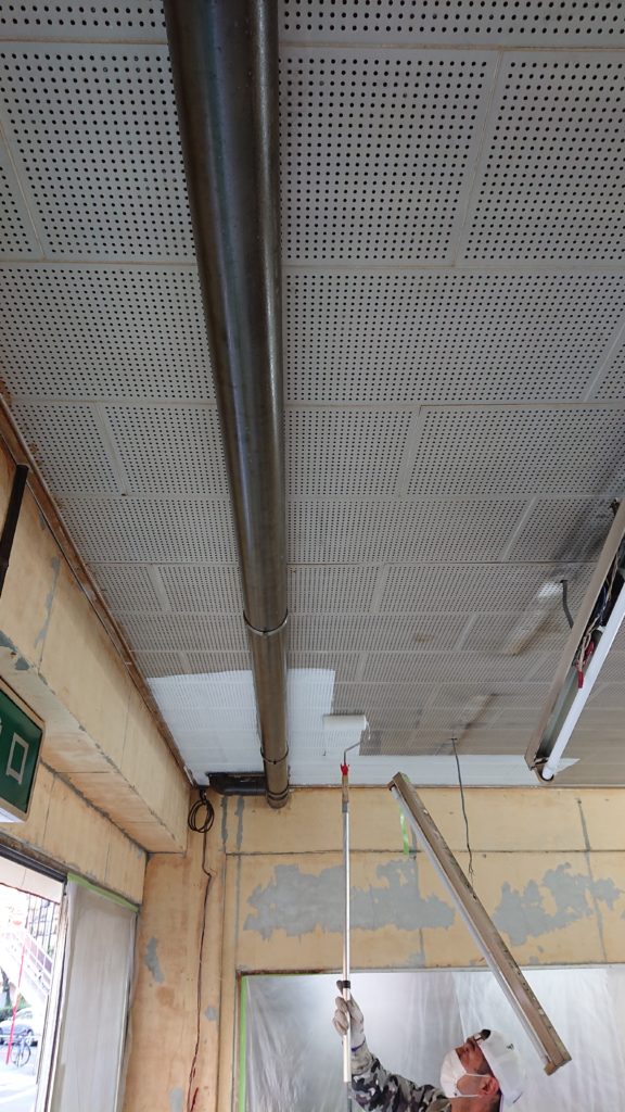 画像：天井及び配管　塗装仕上げ